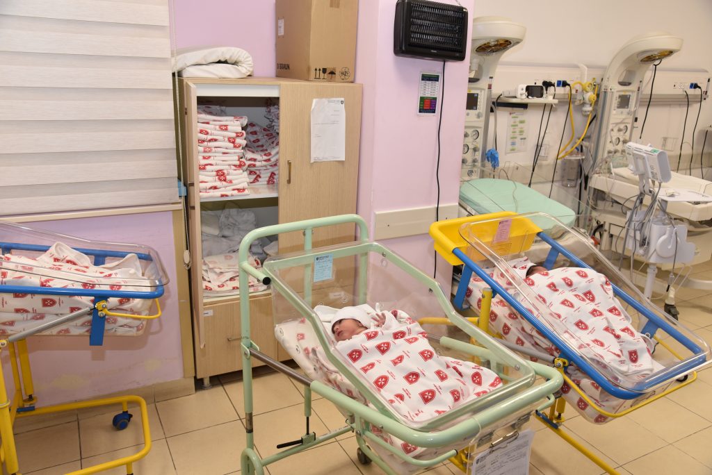 newborn babies hospital room